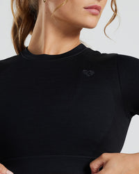 Motion Seamless Short Sleeve Crop Top | Black